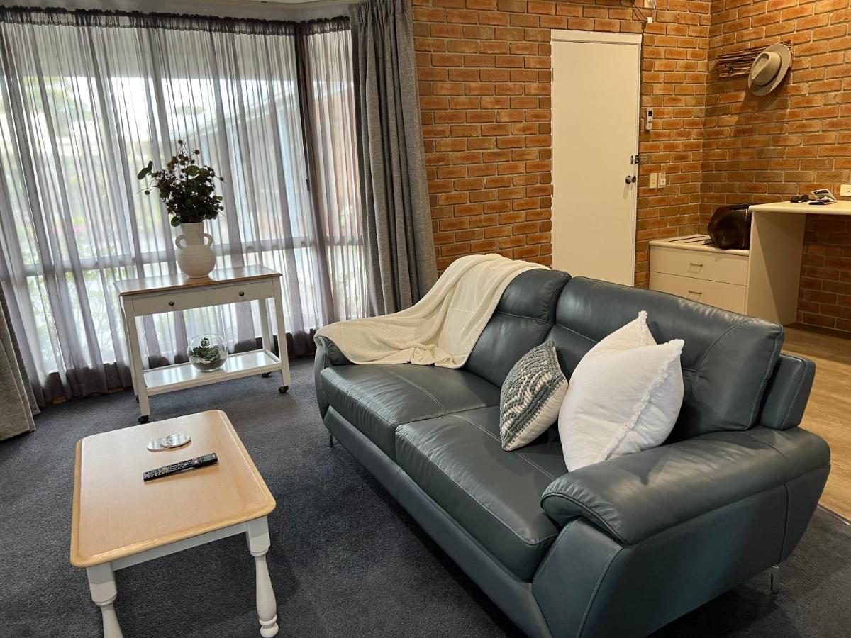 Coastal Waters Motor Inn Лейкс-Ентранс Екстер'єр фото